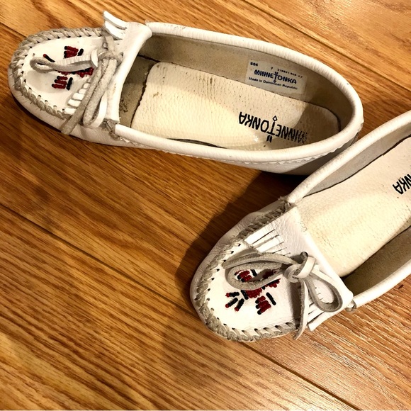 White Minnetonka thunderbird leather loafers women’s 7 - Picture 8 of 8